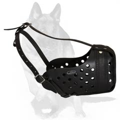  Very well ventilated muzzle with leather basket