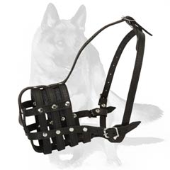  Very well ventilated muzzle with leather basket